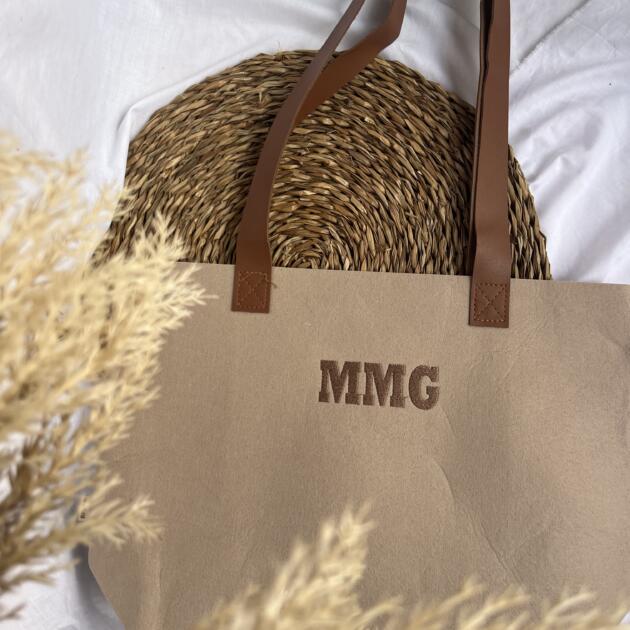 Bolso de fieltro beige con asas marrones