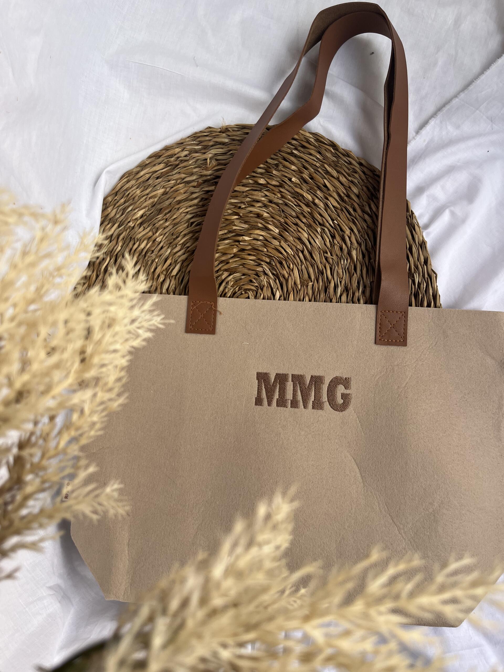 Bolso de fieltro beige con asas marrones