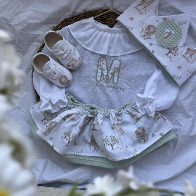 Blusa plumeti, corona y cubrepañal